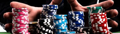 Meja Teen Patti di situs qq menampilkan antarmuka permainan dengan kartu, chip, dan pemain